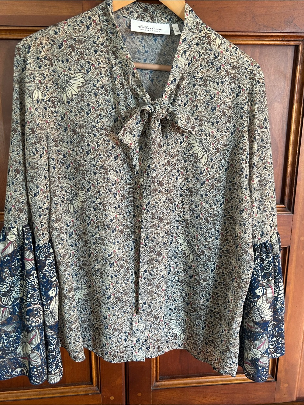 La Bellum Hillary Scott Floral Tie-Neck Blouse in Cream and Navy. Size Large